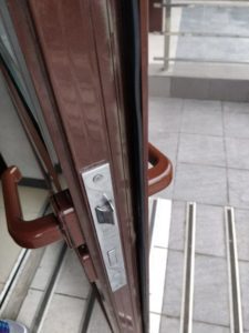 замена ручек пластикой двери