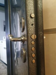 Замена замка Mul t lock Omega входной металлической двери с заменой ключей